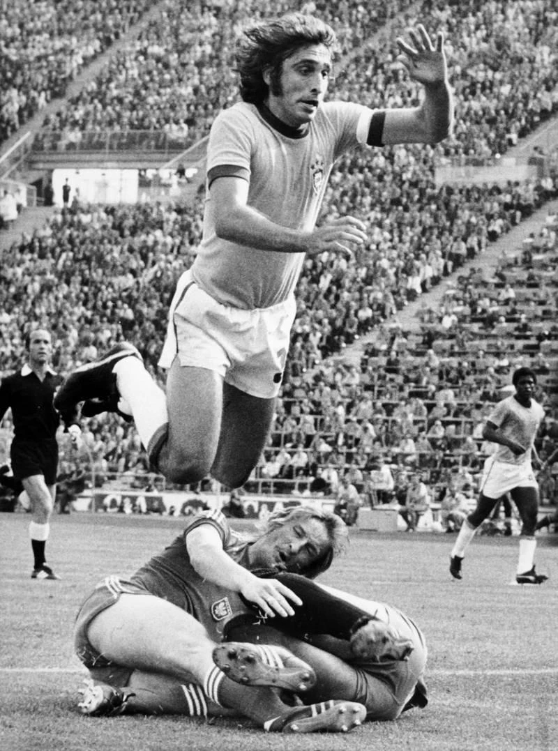 Andrjej Szarmach (nằm sân) ghi bảy bàn trong 13 trận cho tuyển Ba Lan. Oscar Miguez tám lần chọc thủng lưới đối phương qua chỉ bảy trận cho tuyển Uruguay. Uwe Seeler (áo trắng) ghi chín bàn qua 21 trận cho tuyển Đức. Paolo Rossi đá 14 trận ghi chín bàn cho tuyển Ý. "Tội đồ quả luân lưu cuối cùng hỏng ăn" tại chung kết USA 94 giữa Ý - Brazil, Roberto Baggio ghi chín bàn trong 16 trận ra quân. Vava của Brazil còn hơn thế, khi ghi chín bàn trong 10 trận VCK World Cup. Christian Vieri đá chín trận, cứ mỗi trận một bàn cho tuyển Ý. Còn huyền thoại Bồ Đào Nha gốc Mozampique - Eusebio chỉ cần sáu trận ghi chín bàn. Tương tự Ademir của Brazil ra sân sáu trận ghi chín bàn. Huyền thoại Ba Lan - Lato đá 20 trận ghi 10 bàn. Gary Lineker cũng rất xuất sắc đá 12 trận có 10 bàn cho tuyển Anh. "Vua sư tử" Batigol - Batistuta đá 12 trận 10 lần chọc thủng lưới đối phương cho tuyển Argentina. Jurgen Klinsmann với 17 lần ra sân ghi 11 bàn. Huyền thoại Hungary Sander Kocsis đá năm trận ghi 11 bàn. Just Fontaine kỷ lục gia thách thức mọi thời đại, chỉ đá một VCK World Cup 1958 qua năm trận ghi 13 bàn.cho Pháp. Gerd Muller đá 13 trận ghi 14 bàn cho tuyển Đức. Miroslav Klose đá 24 trận ghi 16 bàn, nhiều bàn thắng bằng đầu cho tuyển Đức.