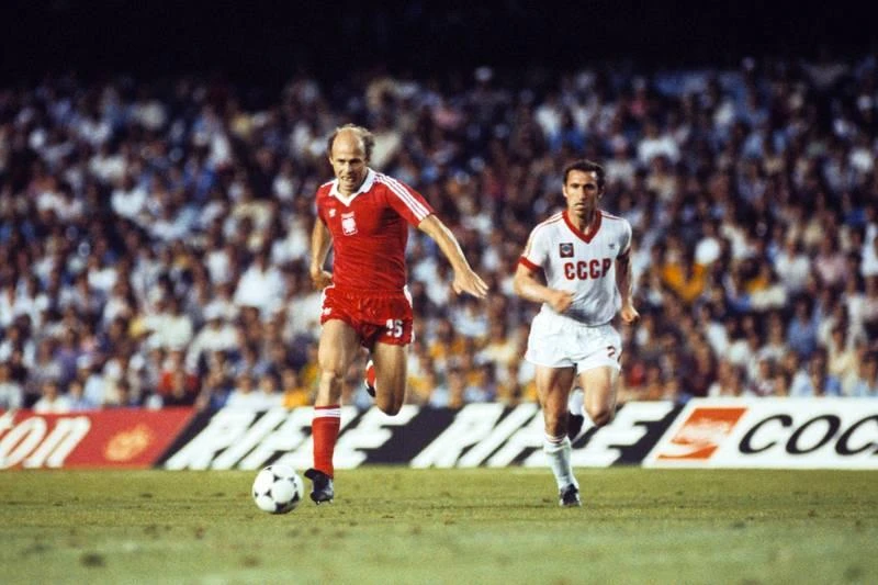 Huyền thoại Ba Lan - Lato đá 20 trận ghi 10 bàn. Gary Lineker cũng rất xuất sắc đá 12 trận có 10 bàn cho tuyển Anh. "Vua sư tử" Batigol - Batistuta đá 12 trận 10 lần chọc thủng lưới đối phương cho tuyển Argentina. Jurgen Klinsmann với 17 lần ra sân ghi 11 bàn. Huyền thoại Hungary Sander Kocsis đá năm trận ghi 11 bàn. Just Fontaine kỷ lục gia thách thức mọi thời đại, chỉ đá một VCK World Cup 1958 qua năm trận ghi 13 bàn.cho Pháp. Gerd Muller đá 13 trận ghi 14 bàn cho tuyển Đức. Miroslav Klose đá 24 trận ghi 16 bàn, nhiều bàn thắng bằng đầu cho tuyển Đức.