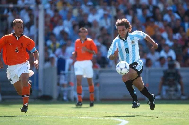 "Vua sư tử" Batigol - Batistuta đá 12 trận 10 lần chọc thủng lưới đối phương cho tuyển Argentina. Jurgen Klinsmann với 17 lần ra sân ghi 11 bàn. Huyền thoại Hungary Sander Kocsis đá năm trận ghi 11 bàn. Just Fontaine kỷ lục gia thách thức mọi thời đại, chỉ đá một VCK World Cup 1958 qua năm trận ghi 13 bàn.cho Pháp. Gerd Muller đá 13 trận ghi 14 bàn cho tuyển Đức. Miroslav Klose đá 24 trận ghi 16 bàn, nhiều bàn thắng bằng đầu cho tuyển Đức.