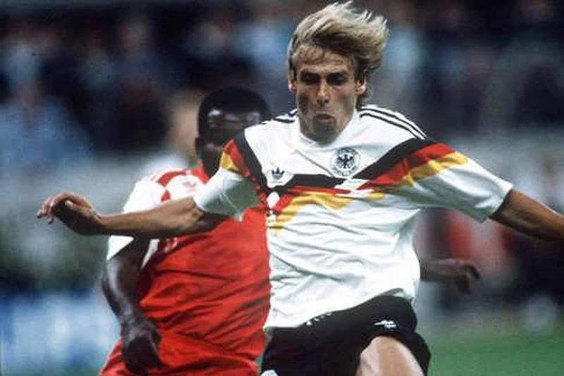 Jurgen Klinsmann với 17 lần ra sân ghi 11 bàn. Huyền thoại Hungary Sander Kocsis đá năm trận ghi 11 bàn. Just Fontaine kỷ lục gia thách thức mọi thời đại, chỉ đá một VCK World Cup 1958 qua năm trận ghi 13 bàn.cho Pháp. Gerd Muller đá 13 trận ghi 14 bàn cho tuyển Đức. Miroslav Klose đá 24 trận ghi 16 bàn, nhiều bàn thắng bằng đầu cho tuyển Đức.