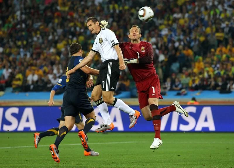 Miroslav Klose đá 24 trận ghi 16 bàn, nhiều bàn thắng bằng đầu cho tuyển Đức.