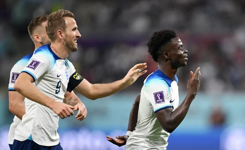 Harry Kane không đeo băng "C" ngũ sắc cầu vồng mà thay vào hình trái tim "Một tình yêu". Ảnh: Getty