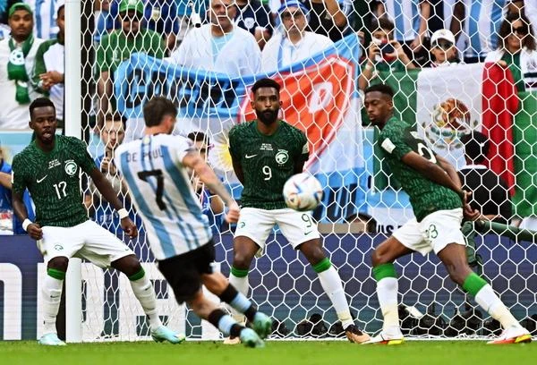 Các hậu vệ Saudi Arabia che tay để khỏi bị phạt đền. Ảnh: Getty