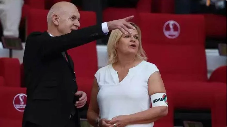 Bộ trưởng Bộ Nội vụ Đức, bà Nancy Fauser cùng Chủ tịch LĐBĐ Đức, ông Bernd Neuendorf trên khán đài xem trận Đức-Nhật Bản. Ảnh: Getty