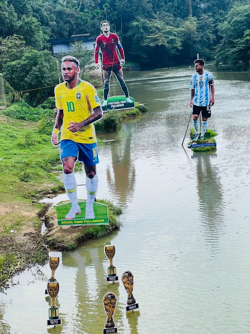 Sau đó các nhóm thanh niên ngồi lại họp bàn cho ba huyền thoại sống...đá trên một dòng sông để mọi người thuận lợi chiêm ngưỡng. Ảnh: Getty