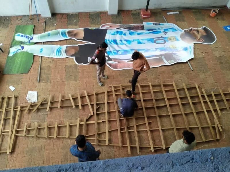 Các làng quyết hơn thua nhau vì Messi và Ronaldo ảnh 1