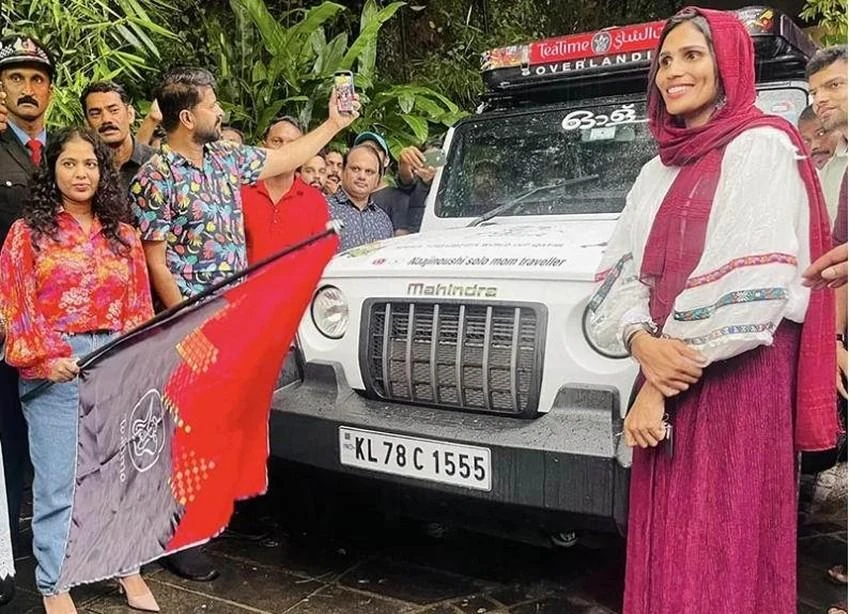 Một bà mẹ năm con ở Kerala (trùm khăn đỏ) lái xe hơi từ Kerala sang Qatar xem World Cup 2022. Chị cũng là một V-Logger và YouTuber nổi tiếng. Ảnh: Getty