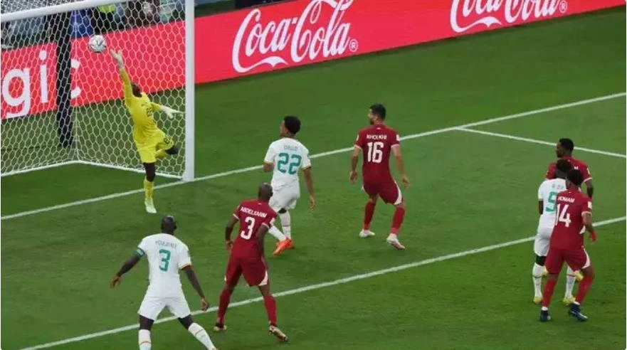 Thủ môn Barssam của Qatar ba lần vào lưới nhặt bóng. Ảnh: Getty