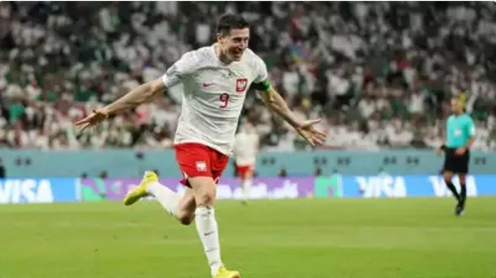 Lewandowski ghi bàn vào lưới Saudi Arabia. Ảnh: Getty