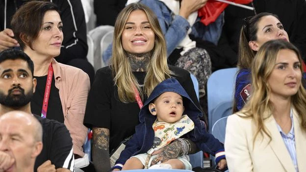 Nhìn cậu con trai ngơ ngác, có ai đoán ra ông bố của bé trai này? Ảnh: S.E