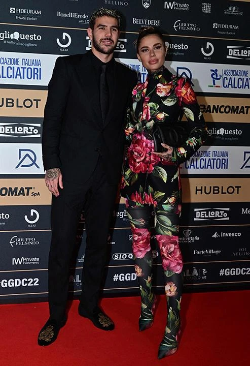 ...Đây là gợi ý cho bạn, Zoe Cristopheli đứng cạnh bạn trai. Ảnh: S.E Bạn đã đoán ra chưa? Gương mặt rất dễ nhận ra. Ảnh: S.E