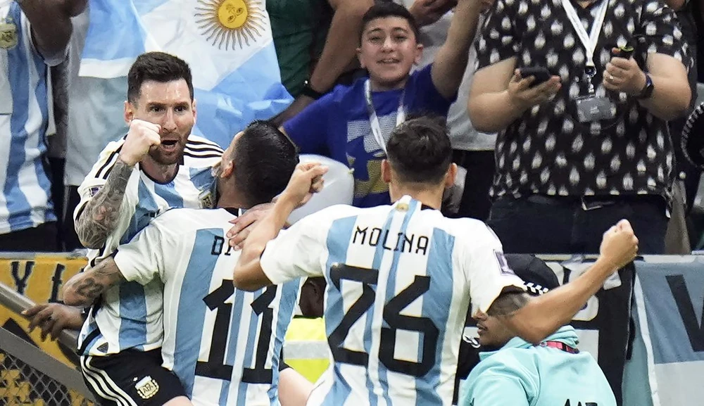 Cuối cùng Messi ghi bàn mở điểm và đồng đội Enzo Fernandez đóng đinh trận đấu 2-0 phút 87. Ảnh: Getty Argentina thắng trận và sẽ "sống mái" với Ba Lan ở lượt cuối bảng C World Cup 2022. Ảnh: Getty