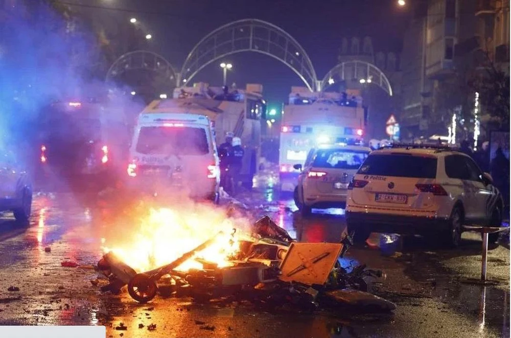 Quang cảnh bạo loạn rất kinh khủng. Ảnh: EPA Đội hạng ba thế giới Bỉ thua Morocco và giới CĐV Bỉ bạo loạn. Ảnh: EPA Quang cảnh bạo loạn rất kinh khủng. Ảnh: EPA Đội hạng ba thế giới Bỉ thua Morocco và giới CĐV Bỉ bạo loạn. Ảnh: EPA