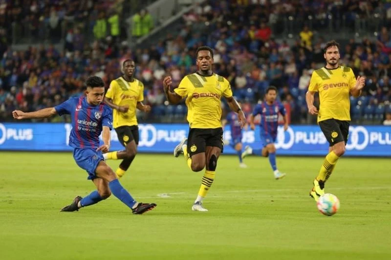 Sau khi thắng JDT 4-1, Dortmund sang Việt Nam ngay trong đêm 28-11. Ảnh: NST