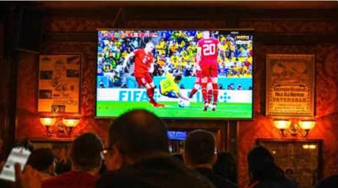 Các fan Nga vào bar cổ vũ Serbia đá với Brazil. Ảnh: S.E