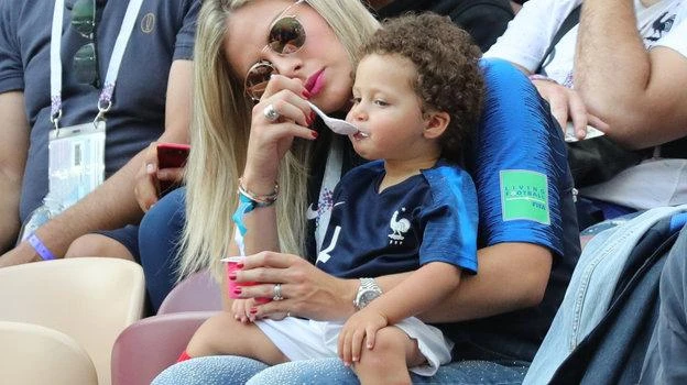 Vừa xem chồng thi đấu với Úc trong màu áo tuyển Pháp, Kamilla vừa đút thức ăn cho cậu con trai trong trận Pháp thắng Úc 4-1. Sau trận thắng, ông bố Varane lên khán đài gặp con trai và...mẹ sắp nhỏ. Mẹ sắp nhỏ chờ nụ hôn chiến thắng từ Varane. Cả hai trong một lần đi nghỉ ngơi sau ngôi vô địch World Cup 2018.