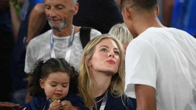 Mẹ sắp nhỏ chờ nụ hôn chiến thắng từ Varane. Cả hai trong một lần đi nghỉ ngơi sau ngôi vô địch World Cup 2018.