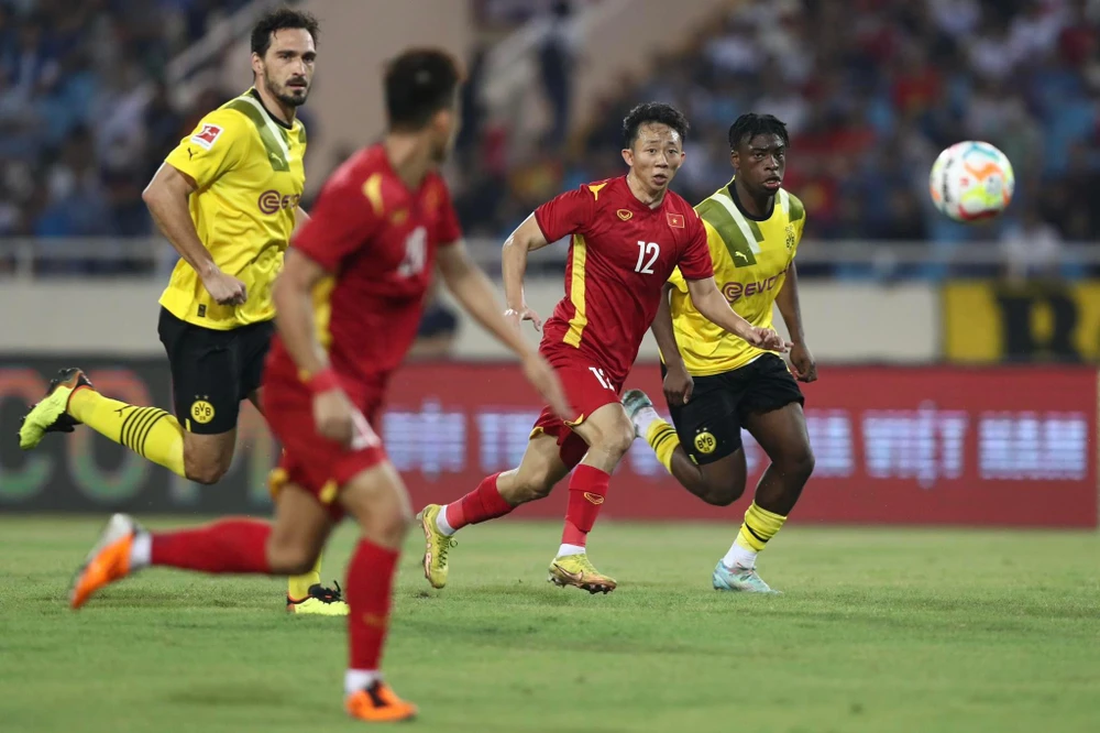 Trung vệ Mats Hummels của Dortmund theo tình huống bóng với Tiến Linh và Ngọc Quang. Ảnh: A.PHƯƠNG