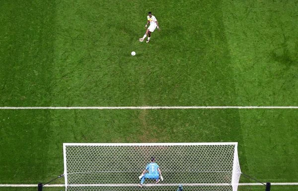 Ismaila Sarr bị phạm lỗi rồi chính anh thực hiện phạt đền cho Senegal. Ảnh: Getty Ismaila Sarr bị phạm lỗi rồi chính anh thực hiện phạt đền cho Senegal. Ảnh: Getty