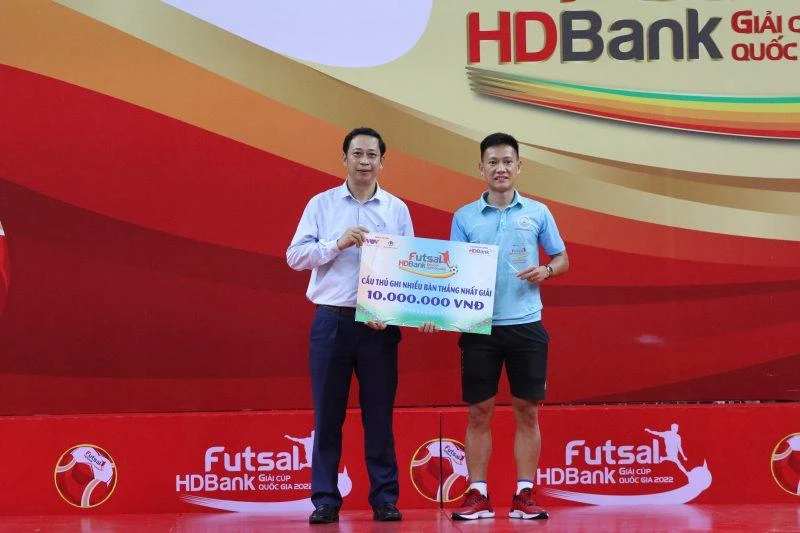 Phan Khắc Chí của S. Khánh Hòa đoạt giải Vua phá lưới với sáu bàn. Ảnh: BTC Trần Tuyên (Sài Gòn) đoạt danh hiệu cầu thủ xuất sắc nhất giải. Ảnh: BTC