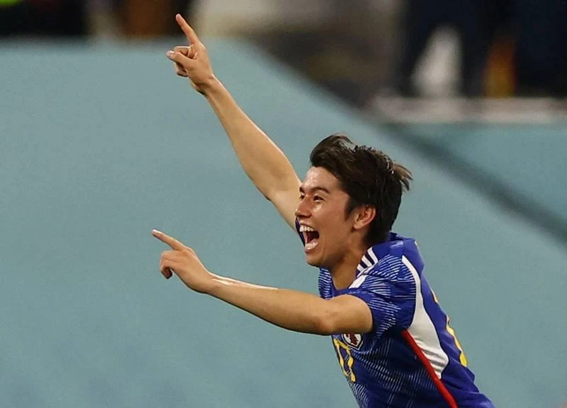 Nỗ lực tột cùng của Mitoma dọn cỗ cho Ao Tanaka ghi bàn. Ảnh: Getty