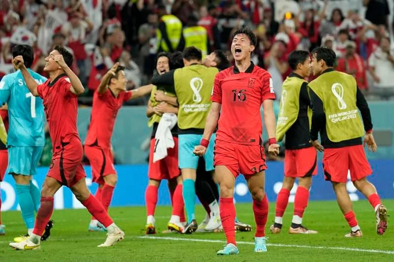 Cầu thủ Hàn Quốc ăn mừng chiến thắng....nhưng phải chờ...tám phút bù giờ ở trận Ghana-Uruguay.
