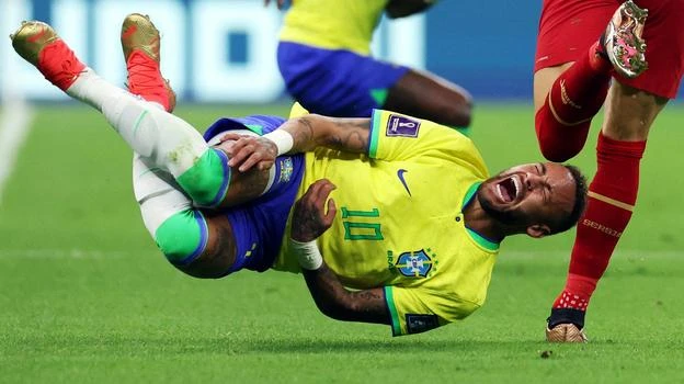 Sau pha này trận Brazil-Serbia, Neymar bị chấn thương nặng nghỉ hết vòng bảng. Trận Hàn Quốc- Bồ Đào Nha, pha này rất...dễ đi cái gối. Messi bị thủ môn của Ba Lan "tát" một cái nảy lửa vào mặt. Sấp mặt vào gối đối phương đang ra chân trận Tây Ban Nha-Đức Dễ bể trán trong trận- Hà Lan-Ecuador Trận Úc-Tunisia...rất dễ gãy cổ.