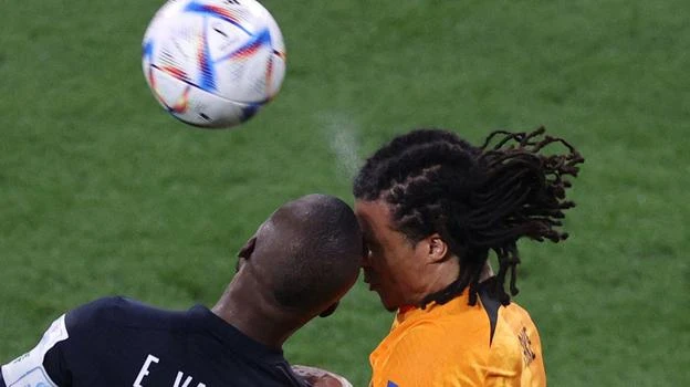 Dễ bể trán trong trận- Hà Lan-Ecuador Trận Úc-Tunisia...rất dễ gãy cổ.