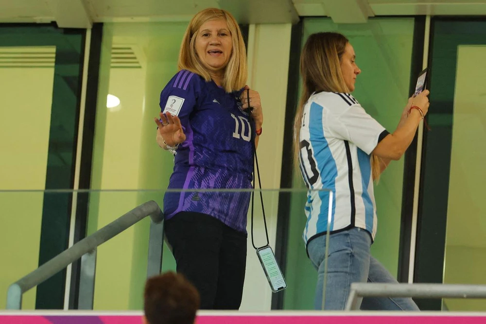 Mẹ và em gái Messi không quá mừng về bàn thắng của con trai, anh trai. Ảnh: S.E