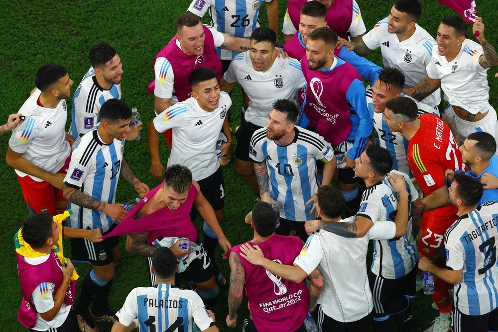 Vào tứ kết chưa phải là mục tiêu cuối cùng mà Argentina phải vô địch World Cup. Ảnh: S.E Thắng Úc là điều nằm trong tầm tay Argentina. Ảnh: S.E Ghi bàn vào lưới Úc với Messi có gì khó đâu! Ảnh: S.E