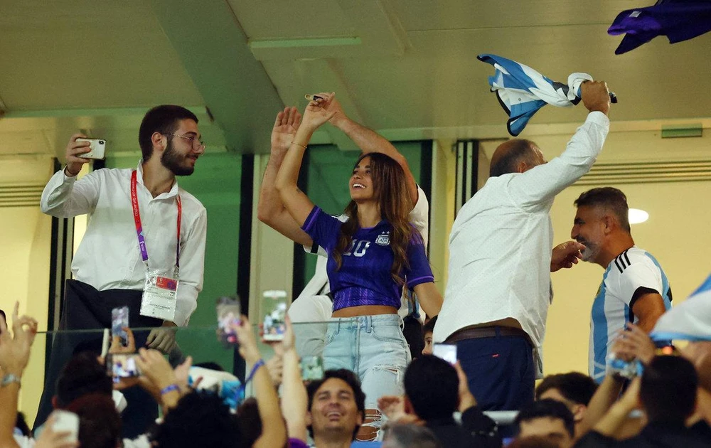 Gia đình xem bàn thắng của Messi ảnh 6