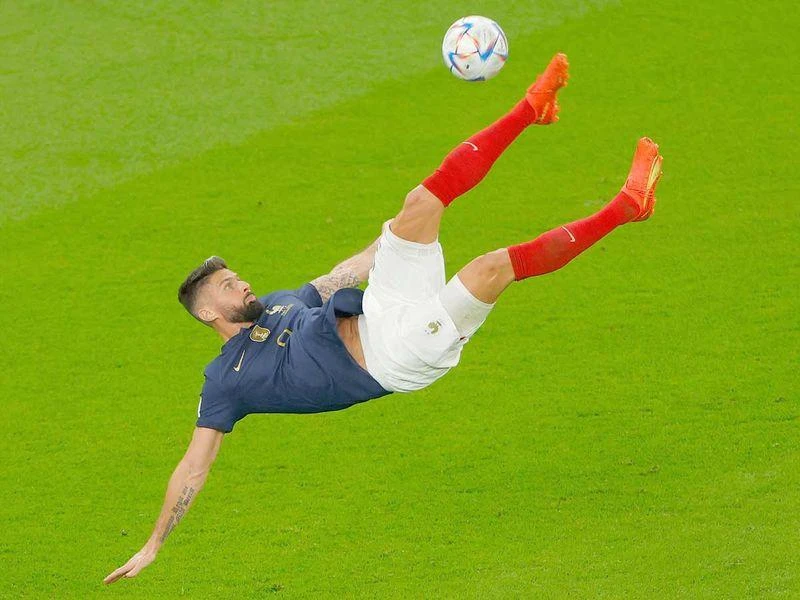 Cú "xe đạp chổng ngược" của Giroud trong trận thắng Ba Lan đêm 4-12. Ảnh: Getty Cú "xe đạp chổng ngược" của Giroud trong trận thắng Ba Lan đêm 4-12. Ảnh: Getty