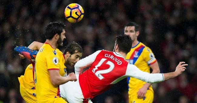 Năm 2017, trong màu áo Arsenal, Giroud ghi tuyệt phẩm...bò cạp. Ảnh: Getty Năm 2017, trong màu áo Arsenal, Giroud ghi tuyệt phẩm...bò cạp. Ảnh: Getty