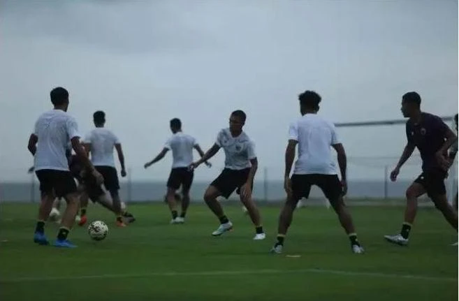 Sân tập của CLB Bali mà đội tuyển Indonesia tập luyện nằm sát biển. Ảnh: AFF