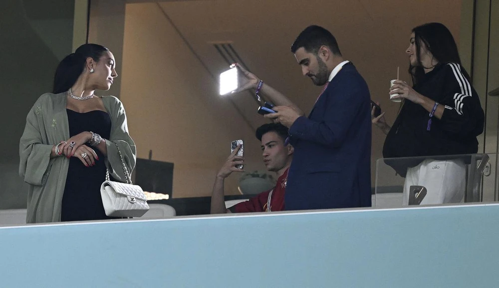 Đi xem bóng đá mà Goergina cứ hậm hực mãi. Ảnh: Getty Goergina kém vui khi trên sân không có bạn trai Ronaldo ở trận thắng Thụy Sĩ. Ảnh: Getty Đã có thông tin cho rằng, Ronaldo sẽ tiếp tục dự bị ở bán kết. Ảnh: Getty Phải chăng hiệu ứng Teg Hag của MU lan sang tuyển Bồ Đào Nha? Ảnh: Getty Hãy chờ thái độ của Goergina ở tứ kết Bồ Đào Nha-Morocco. Ảnh: Getty