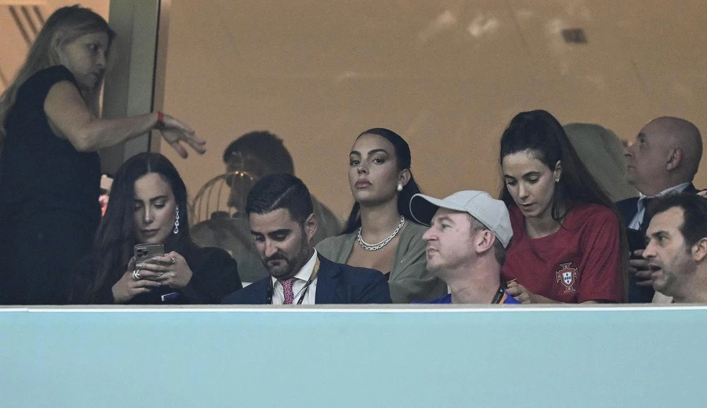 Goergina kém vui khi trên sân không có bạn trai Ronaldo ở trận thắng Thụy Sĩ. Ảnh: Getty Đã có thông tin cho rằng, Ronaldo sẽ tiếp tục dự bị ở bán kết. Ảnh: Getty Phải chăng hiệu ứng Teg Hag của MU lan sang tuyển Bồ Đào Nha? Ảnh: Getty Hãy chờ thái độ của Goergina ở tứ kết Bồ Đào Nha-Morocco. Ảnh: Getty