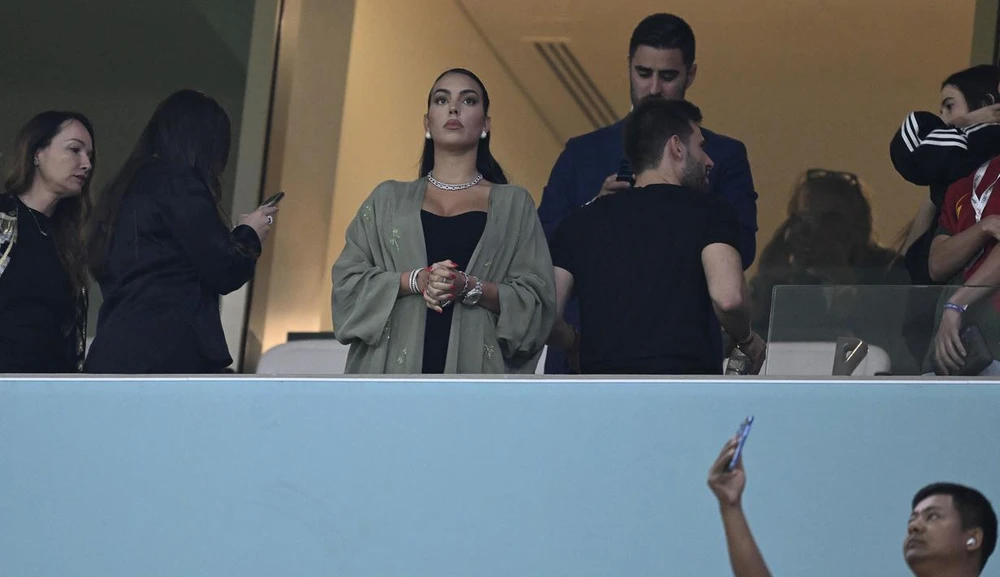 Đã có thông tin cho rằng, Ronaldo sẽ tiếp tục dự bị ở bán kết. Ảnh: Getty Phải chăng hiệu ứng Teg Hag của MU lan sang tuyển Bồ Đào Nha? Ảnh: Getty Hãy chờ thái độ của Goergina ở tứ kết Bồ Đào Nha-Morocco. Ảnh: Getty