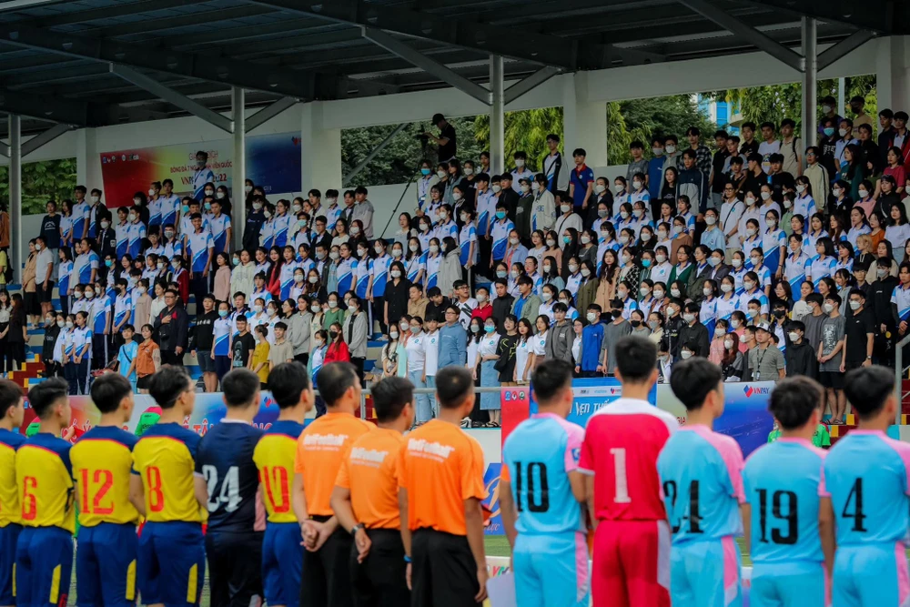 Phố biển Nha Trang chiều xem bóng đá sinh viên, tối xem World Cup. Ảnh: BTC