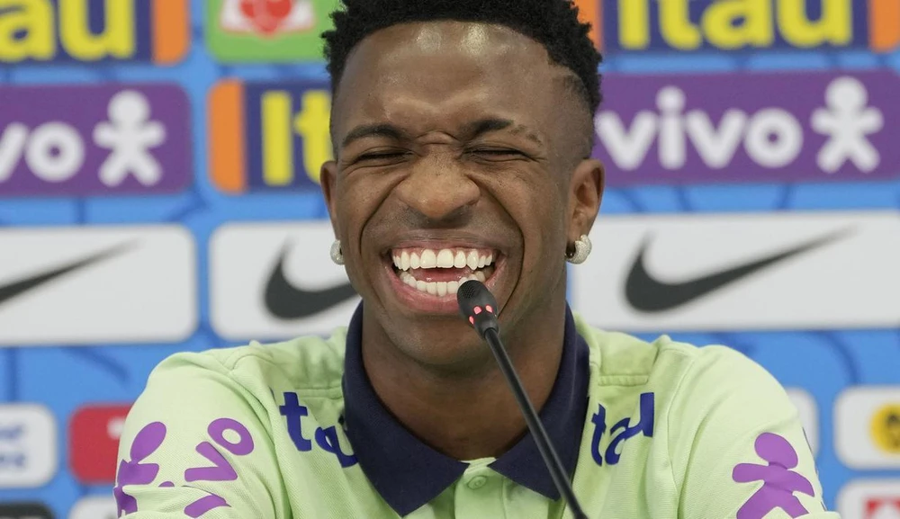 Vinicius Jr phá lên cười và anh nói về sự biết ơn của mình dành cho HLV Ancelotti của Real Madrid dạy bảo anh rất nhiều để có ngày được vào tuyển Brazil. Ảnh: Getty