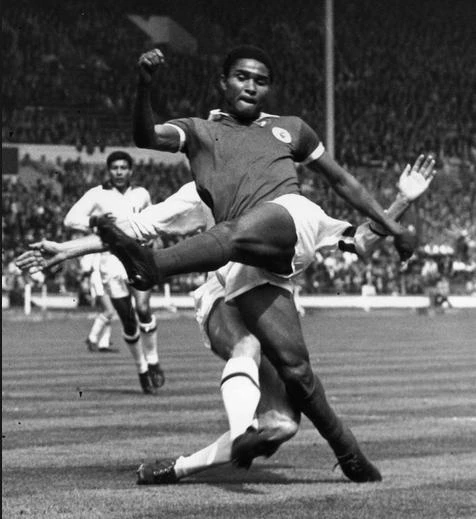 "Báo đen" Ferreira Eusebio của Bồ Đào Nha chiếm vị trí thứ tư. VCK World Cup 1966 ở Anh, ông ghi được 9 bàn qua sáu trận, trong đó có cú đúp vào lưới Bắc Triều Tiên. Ảnh: Getty