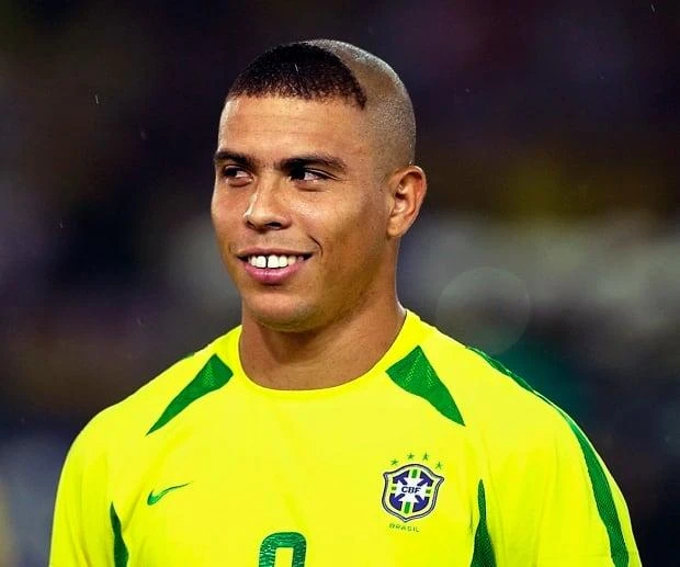 Vị trí thứ năm thuộc về Ronaldo. Anh chàng "răng thỏ" có một đối tác chơi cặp cực kỳ ăn ý và cống hiến, đó là Ronaldinho. Tại VCK World Cup 2002, Ronaldo ghi tám bàn, trong đó có cú đúp vào lưới Đức ở chung kết. Từ đó đến nay, ngôi vô địch World Cup rời xa Brazil nói riêng và Nam Mỹ nói chung. Hãy chờ đàn em của Ronaldo như Neymar, Vinicius...có làm nên chuyện? Ảnh: Getty