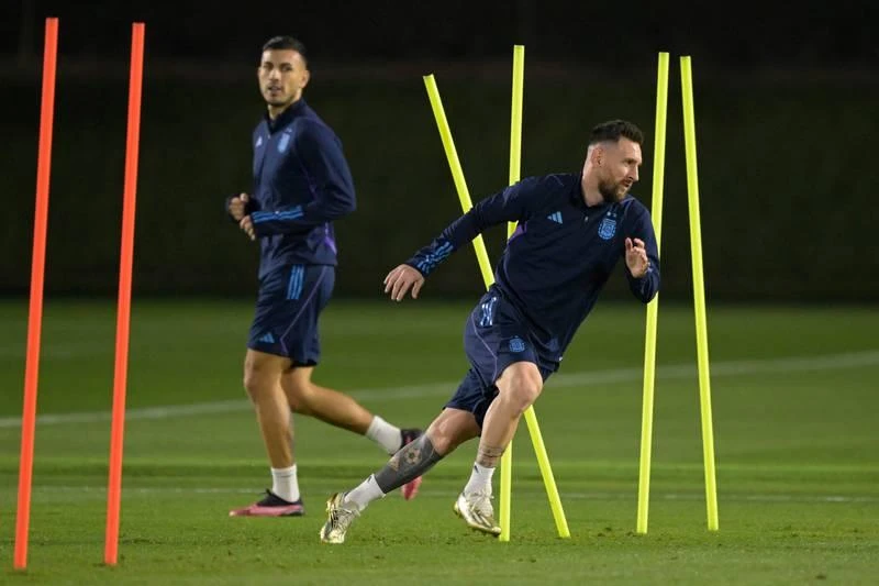 Messi không gặp vấn đề gì sau trận đánh bại Hà Lan. Messi có phần cởi mở ở buổi tập này. Di Maria sẽ là người chơi cặp cùng Messi trên hàng công Argentina? Báo chí chỉ được vào sân tác nghiệp 20 phút đầu buổi tập. Messi vẫn là tâm điểm của cánh phóng viên ảnh.