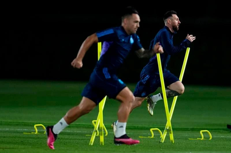 Lautaro Martinez. HLV Scaloni trầm ngâm và nghĩ ngợi nhiều. Cánh báo chí thấy Argentina tập sút luân lưu. Buổi tập kéo dài 90 phút có cả tập đối kháng. Messi không gặp vấn đề gì sau trận đánh bại Hà Lan. Messi có phần cởi mở ở buổi tập này. Di Maria sẽ là người chơi cặp cùng Messi trên hàng công Argentina? Báo chí chỉ được vào sân tác nghiệp 20 phút đầu buổi tập. Messi vẫn là tâm điểm của cánh phóng viên ảnh.