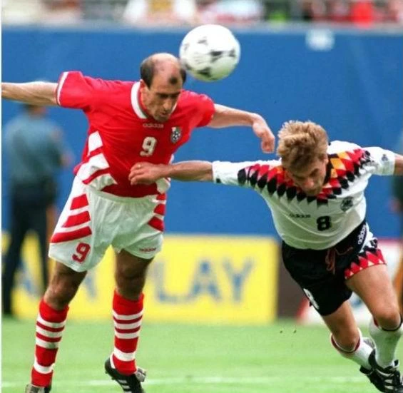 28 năm trước "cái đầu hói" của Lechkov ấn định tỉ số 2-1 cho Bulgaria trước Đức để vào bán kết. Ảnh: Getty