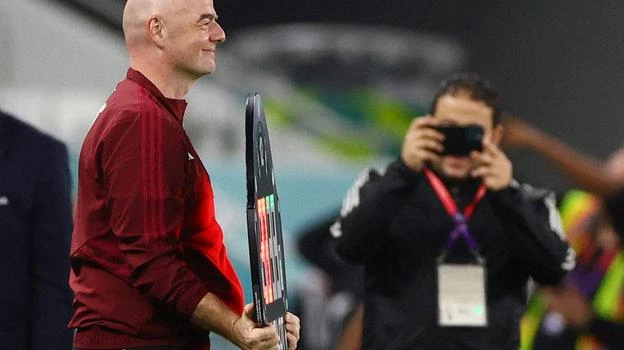 Làm trọng tài chạy hết nổi, chủ tịch FIFA Infantino ra sân 'đổi vai' làm trọng tài bàn. Ảnh: S.E