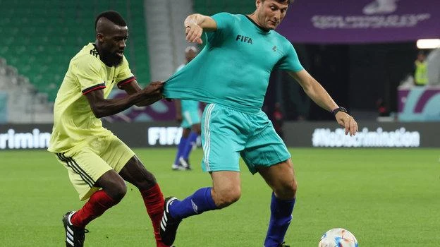 Cựu đội trưởng Argentina Javier Zanetti bị đối phương Rodriger của Hà Lan kéo áo. Ảnh: S.E Hậu vệ phải nổi tiếng, nhà vô địch World Cup 2002 của Brazil Cafu lại chơi tiểu xảo Clarenc Seedorf của Hà Lan. Ảnh: S.E Nhà vô địch World Cup 2002 của Brazil - Roberto Carlos bày tỏ ý đồ chiến thuật với đồng đội. Ảnh: S.E