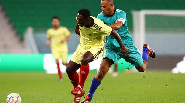 Hậu vệ phải nổi tiếng, nhà vô địch World Cup 2002 của Brazil Cafu lại chơi tiểu xảo Clarenc Seedorf của Hà Lan. Ảnh: S.E Nhà vô địch World Cup 2002 của Brazil - Roberto Carlos bày tỏ ý đồ chiến thuật với đồng đội. Ảnh: S.E