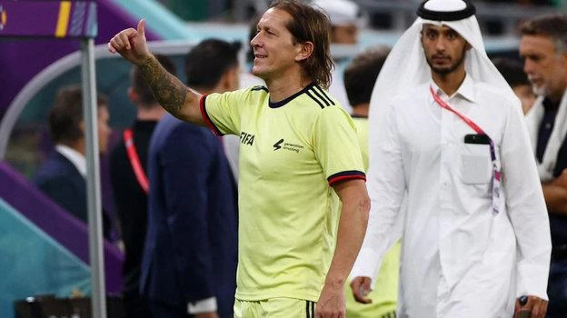 Michell Salgado, cựu danh thủ Tây Ban Nha. Ảnh: S.E John Terry cũng thay đồ ra "quẩy" một trận. Ảnh: S.E Cựu tuyển thủ Bồ Đào Nha gốc Brazil Deco cũng góp mặt. Ảnh: S.E Trọng tài Infantino rút thẻ vàng cảnh cáo. Ảnh: S.E