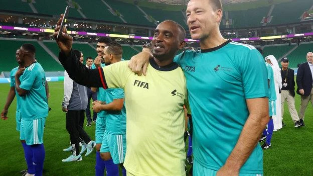 John Terry cũng thay đồ ra "quẩy" một trận. Ảnh: S.E Cựu tuyển thủ Bồ Đào Nha gốc Brazil Deco cũng góp mặt. Ảnh: S.E Trọng tài Infantino rút thẻ vàng cảnh cáo. Ảnh: S.E