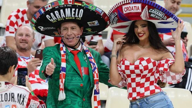 Cựu Hoa hậu Croatia Martina Knoll vẫn...tươi dù Croatia bị Messi và Alvarez ba lần chọc thủng lưới.